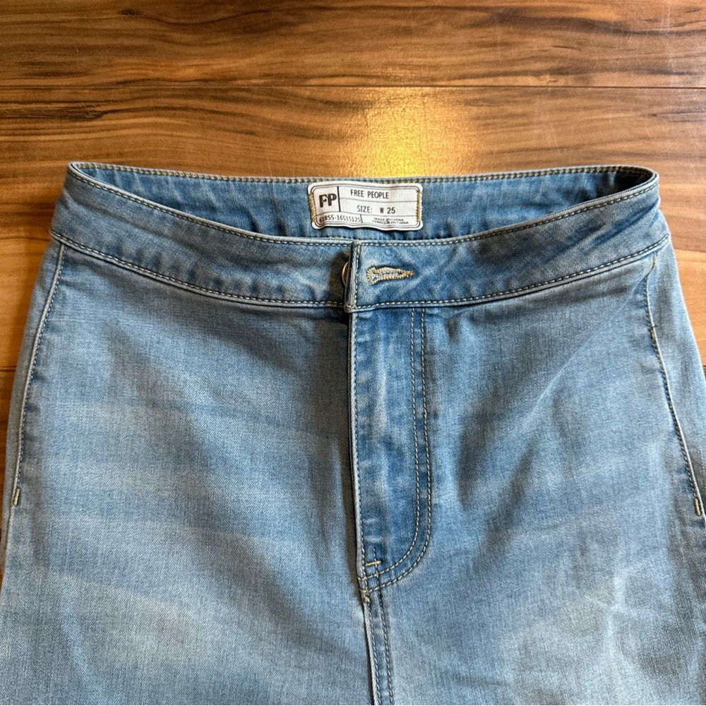 FREE PEOPLE Just Float On Super Flare Bell Bottom Jeans-Blue Rinse-Size 25 (1) - Picture 2 of 16